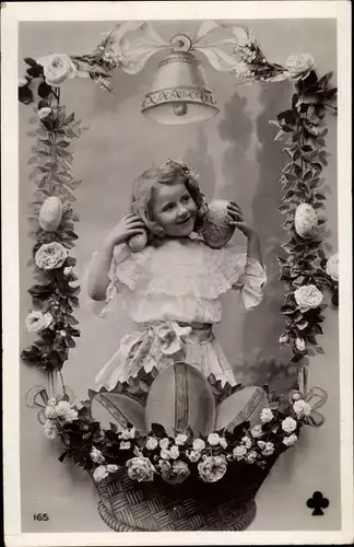 Ak Glückwunsch Ostern, Mädchen, Ostereier, Glocke, Blumen