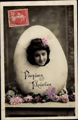 Ak Glückwunsch Ostern, Mädchen, Osterei, Blumen
