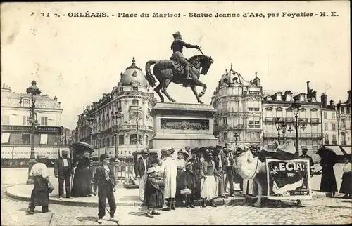 Ak Orléans Loiret, Place du Martroi, Statue de Jeanne d'Arc, par Foyatier
