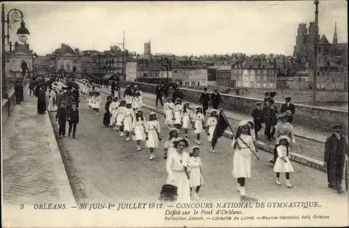 Ak Orléans Loiret, Concours National de Gymnastique 1912, Defile sur le Pont d'Orleans