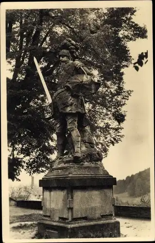 Ak Kuks Kukus Region Königgrätz, Denkmal, Ritter mit Schwert