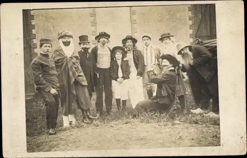 Foto Ak Gruppenaufnahme von Personen in Kostümen, Karneval ?