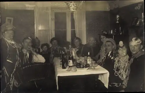 Foto Ak Männer und Frauen an einem Tisch, Silvester 1926 1927, Gruppenaufnahme