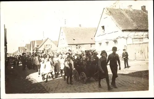 Foto Ak Kinder mit Bollerwagen bei einem Festumzug in einem Ort