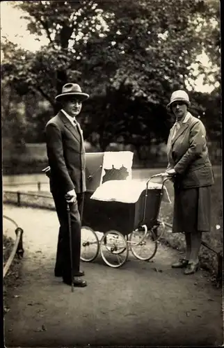 Foto Ak Mann und Frau mit Kinderwagen, Portrait