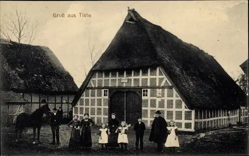 Ak Tiste in Niedersachsen, Gruppenfoto vor einem Bauernhaus, Pferd