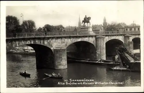 Ak Saarbrücken im Saarland, Alte Brücke, Kaiser Wilhelm Denkmal