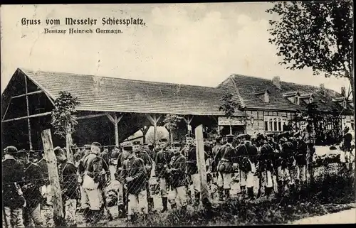 Ak Messel in Hessen, Messeler Schießplatz, Deutsche Soldaten in Uniformen