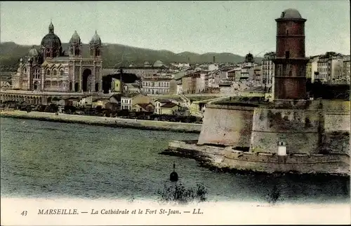 Ak Marseille Bouches du Rhône, La Cathedrale et le Fort St. Jean, Leuchtturm