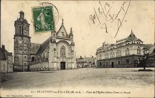 Ak Beaufort en Vallee Beaufort en Anjou Maine et Loire, Place de l'Eglise Notre Dame, Musee