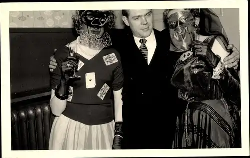 Foto Ak Mann und zwei maskierte Frauen 1957, Karneval