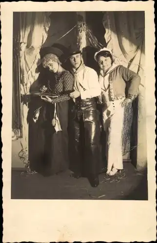 Foto Ak Mann und zwei Frauen in Kostümen, Karneval