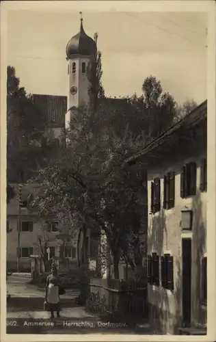 Ak Hersching am Ammersee, Dorf, Kirche, Anwohnerin