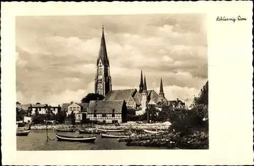 Ak Schleswig in Schleswig Holstein, Blick über Boote zum Dom