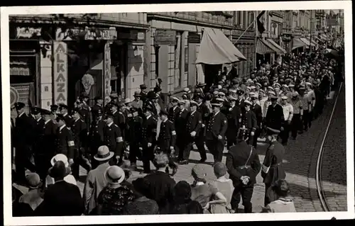 Foto Ak Unbekannter Ort, Hamburg ?, Seeleute bei einer Parade, Handlung Alkazar