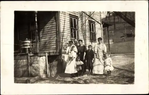 Foto Ak Fawnskin San Bernardino Kalifornien USA, Lighthouse Camp, Personen vor Holzhütte