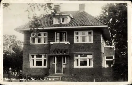 Ak Koudum Friesland Niederlande, Pastorie Ned. Herv. Gem.