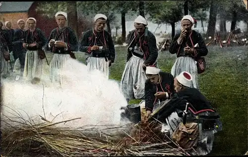 Ak Französische Soldaten beim Lagerfeuer, Zuaven