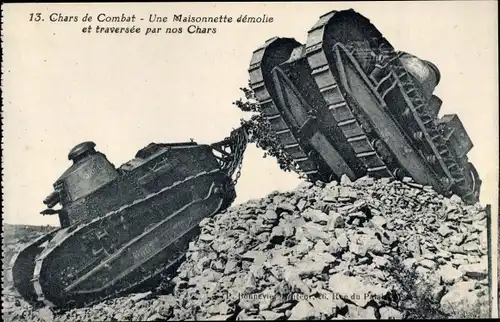 Ak Chars de Combat, une Maisonnette demolie et traversee par nos Chars, französische Panzer