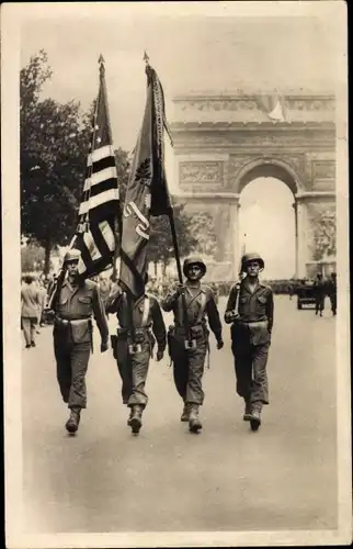Ak Paris VIII, Liberation de Paris, les drapeaux americains au defile