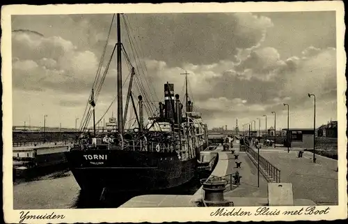 Ak IJmuiden Ymuiden Velsen Nordholland, Midden Sluis met Boot Torni