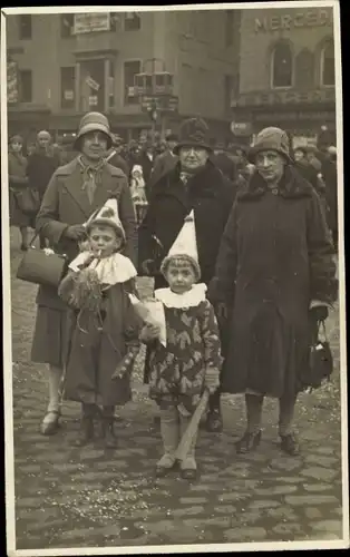 Foto Ak Kinder in Clownskostümen, Frauen in Mänteln, Karneval 1931