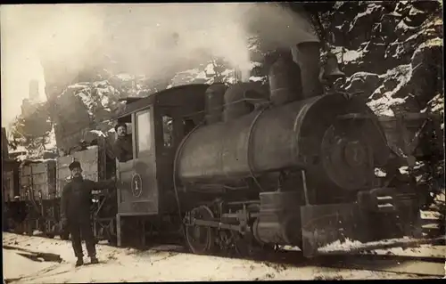 Foto Ak USA, Eisenbahn, Dampflokomotive 1, verschneite Strecke in den Bergen