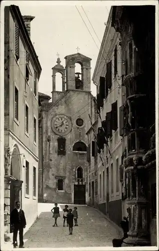 Foto Ak Šibenik Kroatien, Straßenpartie, Kirche, Uhr