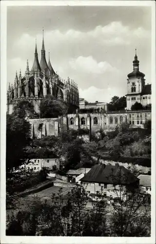 Ak Kutná Hora Kuttenberg Mittelböhmen, Teilansicht mit Kirche, Häuser