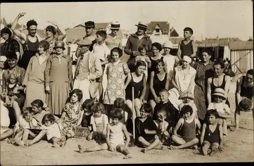 Foto Ak Berck Plage Pas de Calais, Gruppenbild der Touristen, Strand