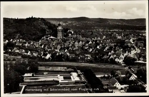 Ak Herrenberg in Württemberg, Blick auf den Ort mit Schwimmbad, Fliegeraufnahme