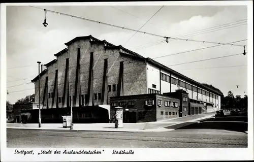 Ak Stuttgart in Baden Württemberg, Straßenpartie mit Blick auf die Stadthalle