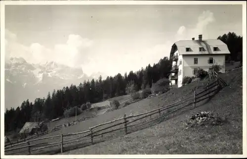 Foto Ak Lienz in Tirol, Gasthof, Berge, Zaun