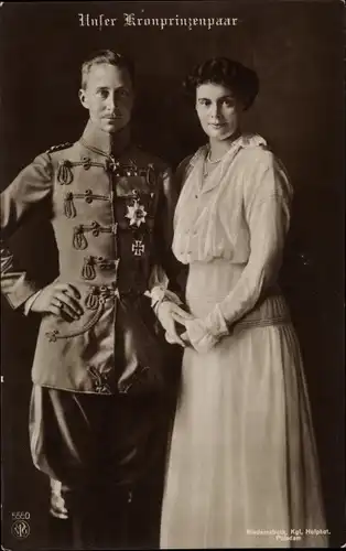 Ak Kronprinzessin Cecilie und Kronprinz Wilhelm von Preußen, Husarenuniform, Orden