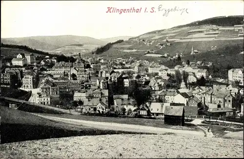 Ak Klingenthal Sachsen, Blick vom Berg auf die Stadt mit Umgebung