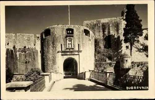 Ak Dubrovnik Kroatien, Brücke, Turm, Mauer