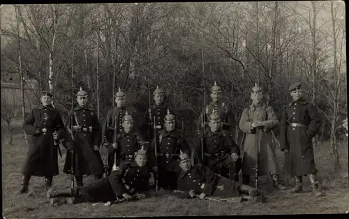 Foto Ak Deutsche Soldaten in Uniformen, Gruppenaufnahme, Kaiserreich, Bajonett, Pickelhaube