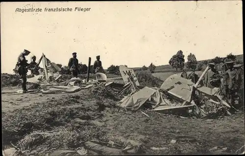 Ak Abgestürzte französische Flieger, deutsche Soldaten, I WK