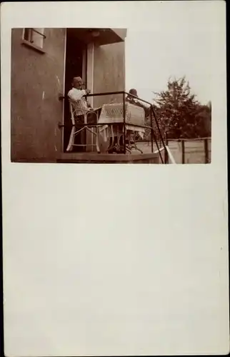 Foto Ak Sillenbuch Stuttgart in Baden Württemberg, Mann auf einem Balkon, Waldstraße 100, 1931