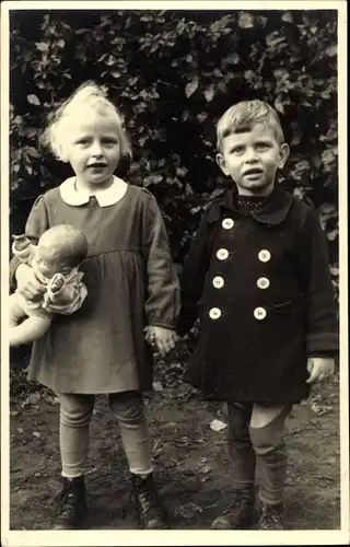 Foto Ak Junge und Mädchen, Ilse Zirt, Hans Dirks, Puppe, Oldenburg, Ilschen, November 1948