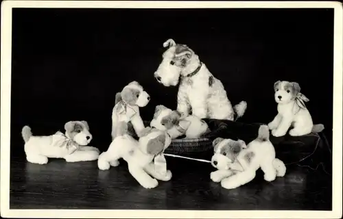 Ak Sonneberg in Thüringen, Deutsches Spielzeugmuseum, Foxterrier, Plüschtiere