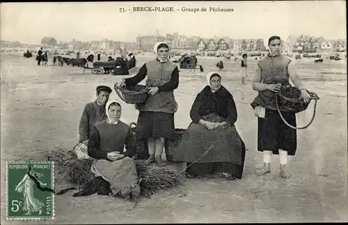 Ak Berck Plage Pas de Calais, Groupe de Pecheuses, Fischer am Strand