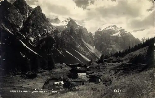 Ak Pinnistal Tirol, Herzebenalm mit Bergen