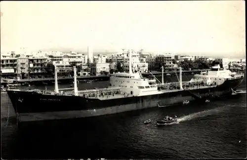 Foto Dampfschiff im Hafen, Blick auf die Stadt