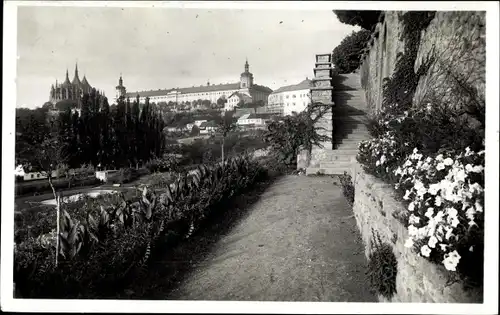 Foto Ak Kutná Hora Kuttenberg Mittelböhmen, Straßenpartie, Blumen, Schloss