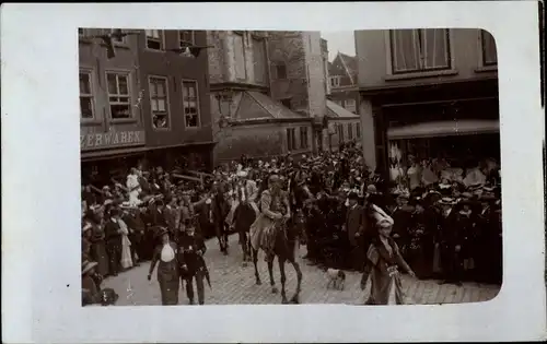 Foto Ak Delft Südholland Niederlande, Festzug, Pferde, Häuser