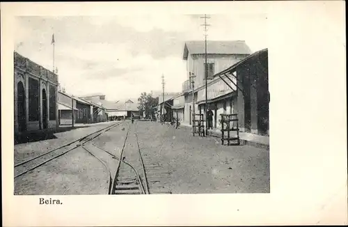 Ak Beira Mosambik, Straßenpartie, Bahnschienen