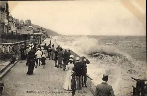 Ak Luc sur Mer Calvados, La Digue, jour de Tempete, Aufgewühltes Wasser