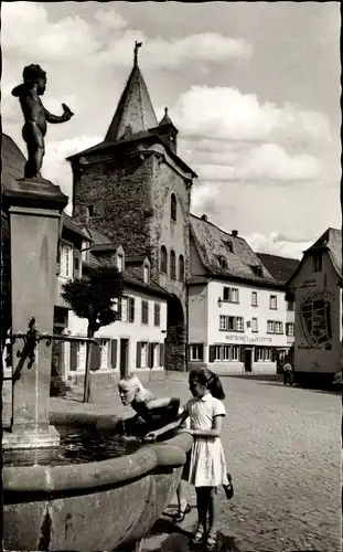 Foto Ak Meisenheim am Glan Pfalz, Rapportierplatz, Kinder am Brunnen
