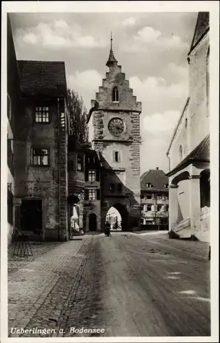 Ak Überlingen a. Bodensee, Straßenpartie, Tor